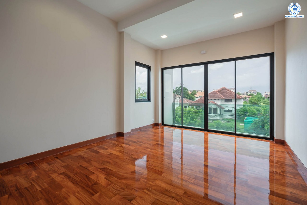 บ้านมือสองตกแต่งใหม่ ม.ซอย พหลโยธิน56 พหลโยธิน บ้านเดี่ยวหลังใหญ่ ภายในตกแต่งหรูหรา บนเนื้อที่เยอะถึง 98.60 ตร.ว. 3 ห้องนอน 3 ห้องน้ำ 2 ที่จอดรถ บรรยากาศเป็นส่วนตัว พร้อมมีสระน้ำในตัว บนพื้นที่กว่า 430 ตร.ม. บนทำเลที่ดี เชื่อมต่อถนน พหลโยธิน, ลำลูกกา, วิภาวดี-รังสิต เดินทางสะดวกใกล้รถไฟฟ้า สถานี "แยก คปอ, คูคต"